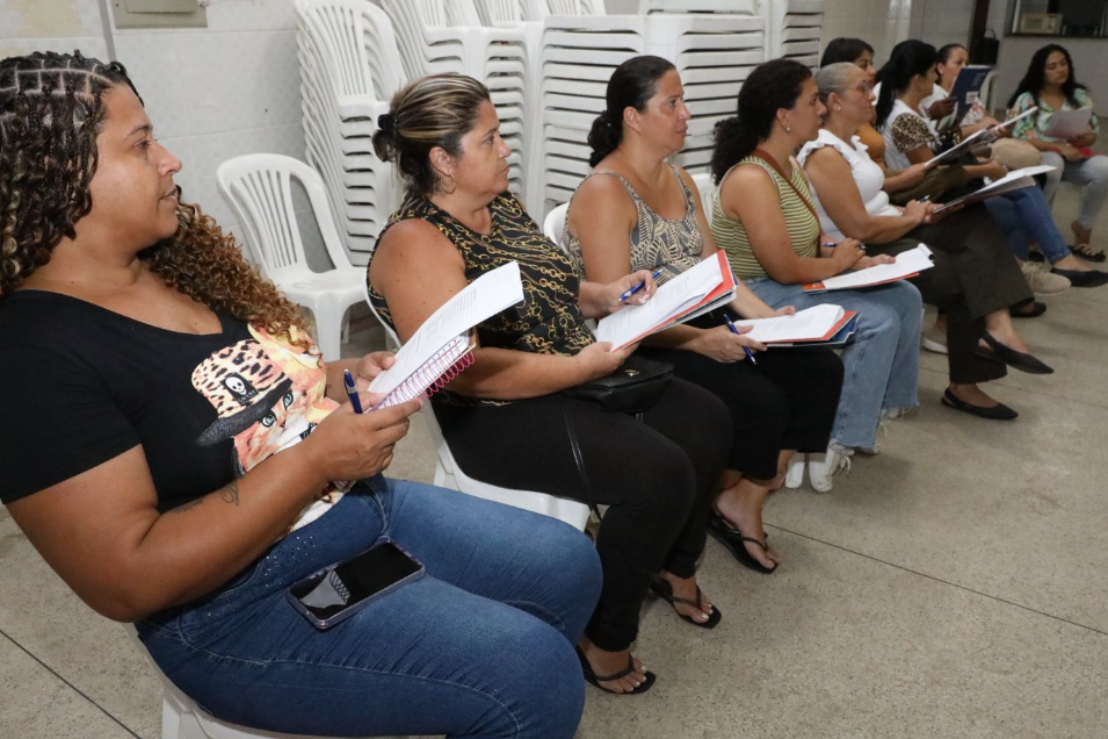 Moradores participam de curso gratuito para produção de ovos de páscoa 