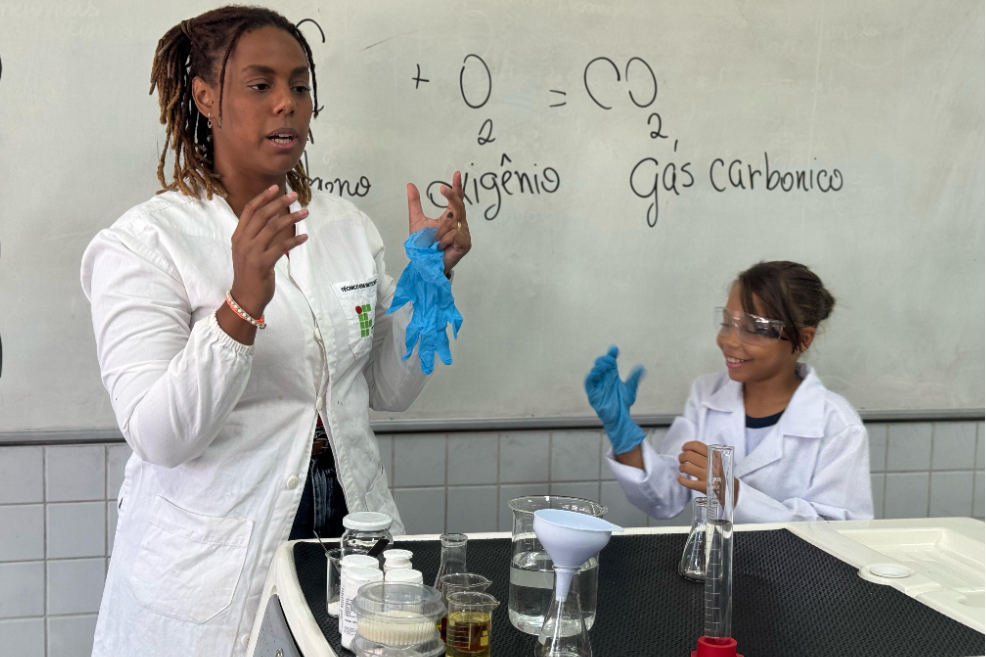 Escola Cívico-Militar utiliza Laboratório Didático Móvel para dinamizar aprendizado 