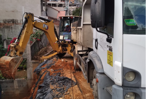 Domingo é dia de reconstrução de muro, recolhimento de animal e limpeza em Cariacica