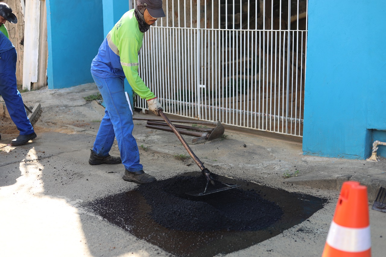 Secretaria de Serviços realiza ações de tapa-buracos e limpeza de canal nesta terça (12)
