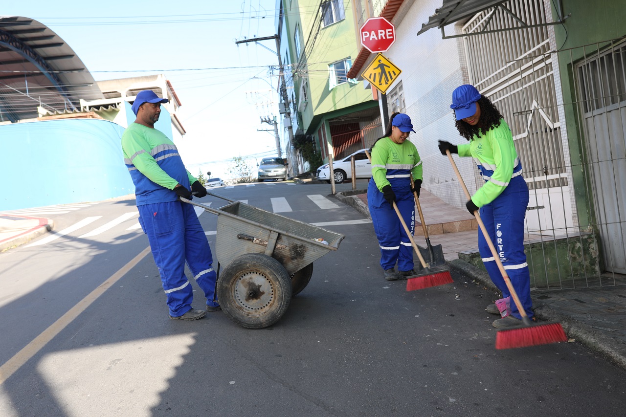Semana começa com limpeza em diversos bairros do município