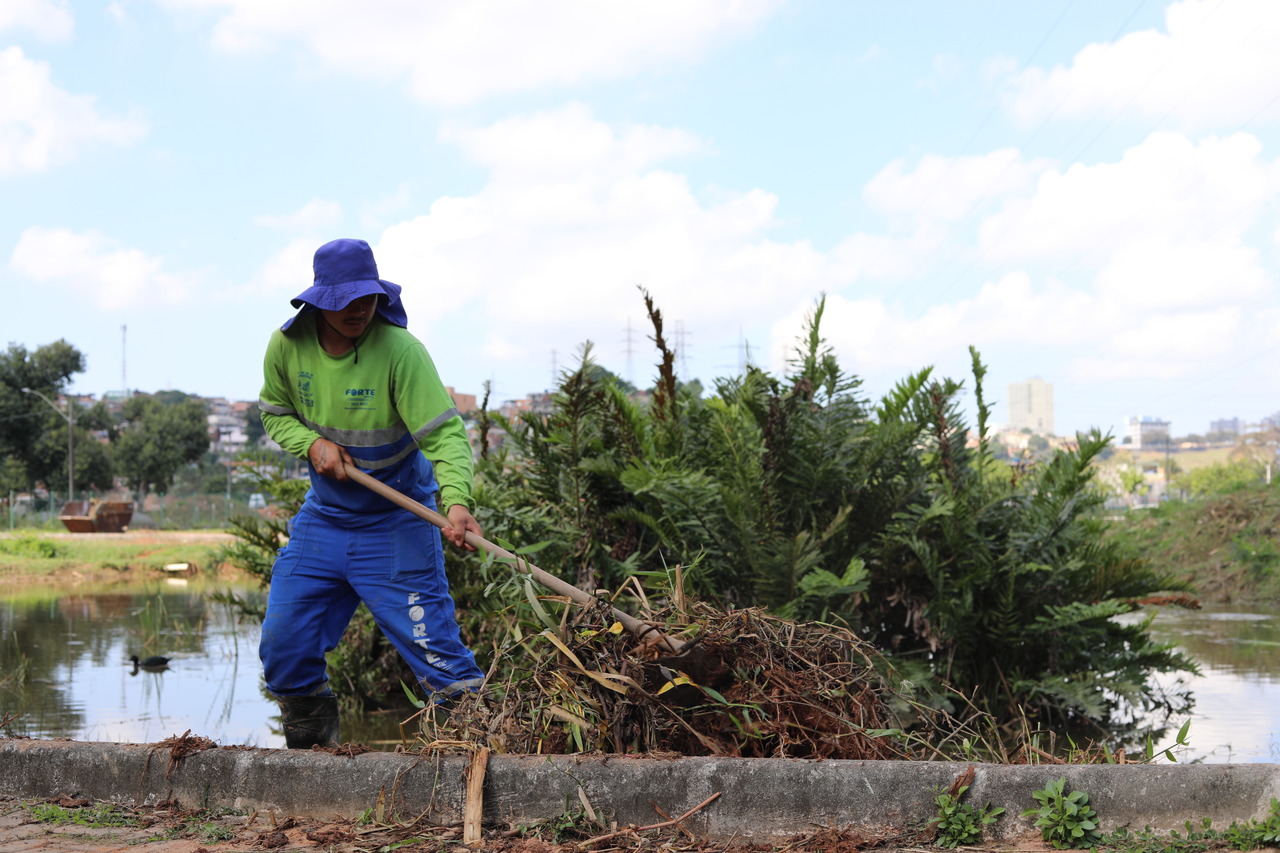 Bairros recebem limpeza de galeria e diversas manutenções durante ações da Secretaria de Serviços