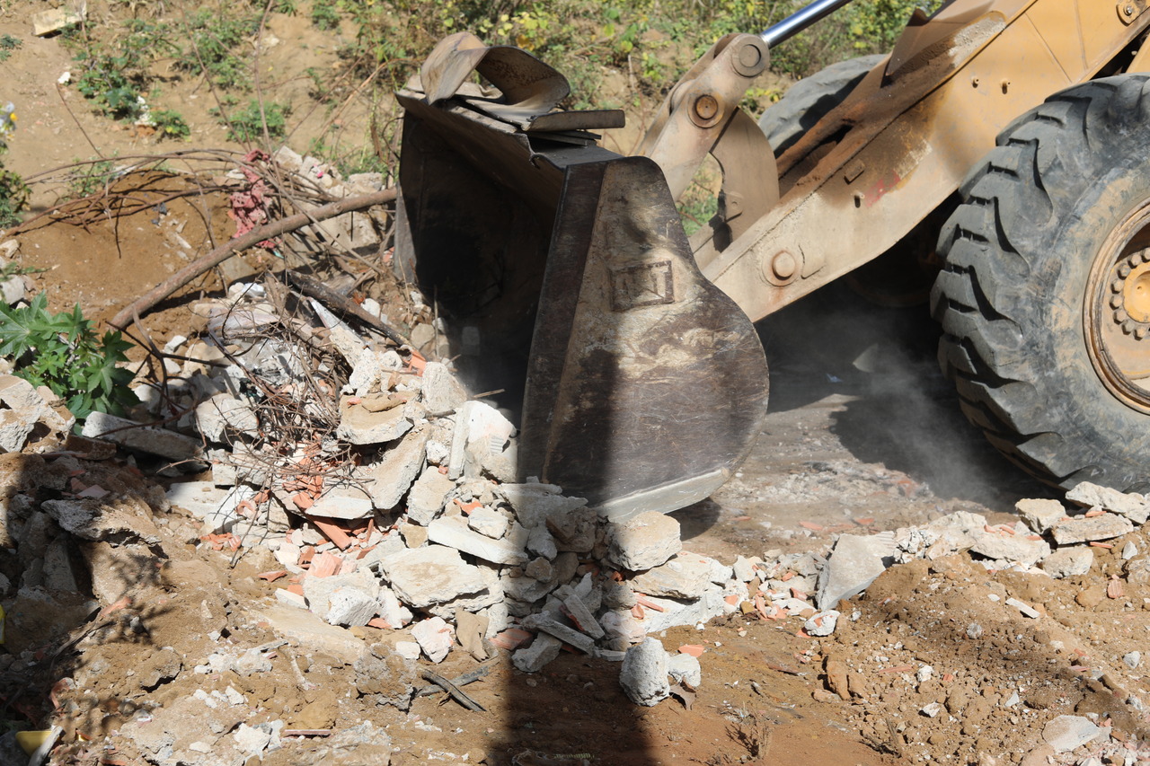 Prefeitura realiza serviço de cata-entulho e limpeza urbana nos bairros Campo Grande e Tucum