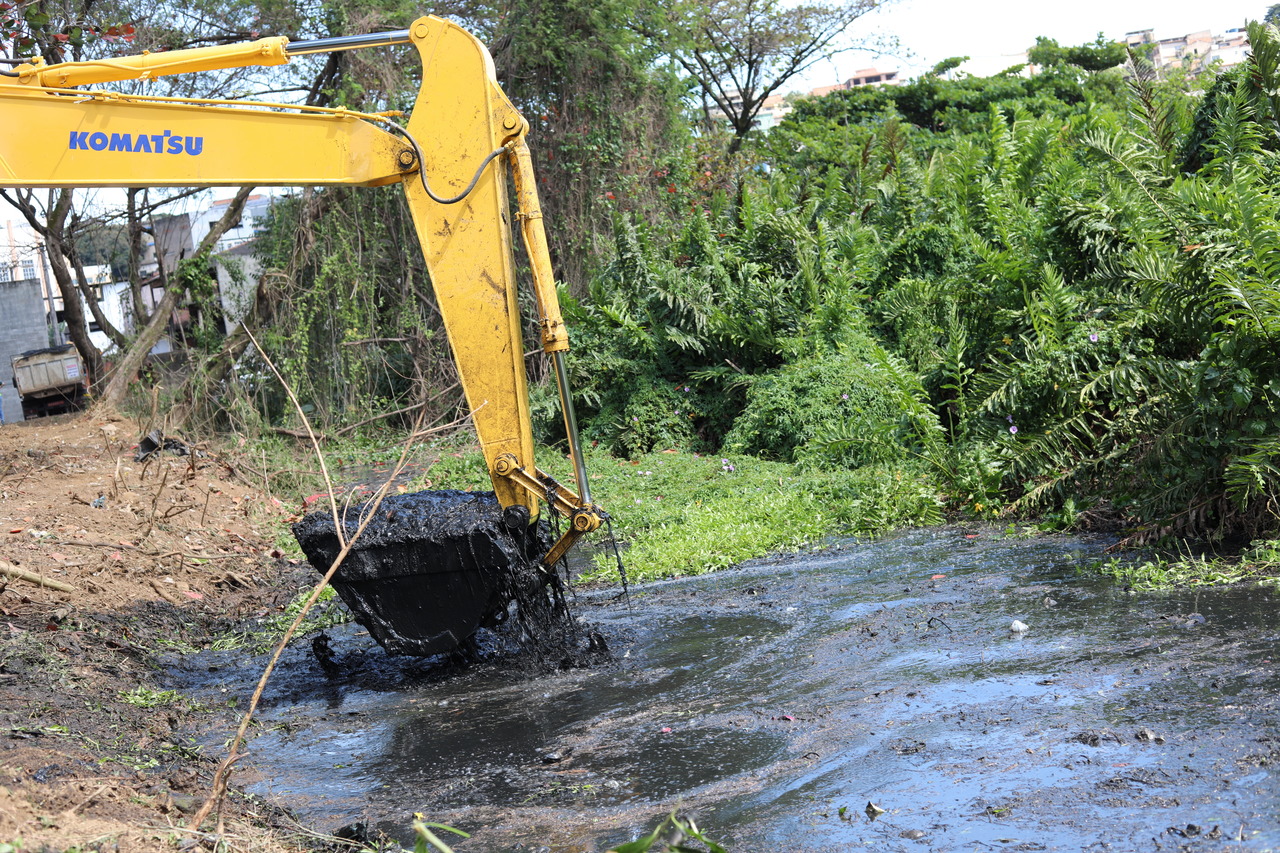 Secretaria de Serviços continua com limpeza mecanizada de canal em pontos do município 