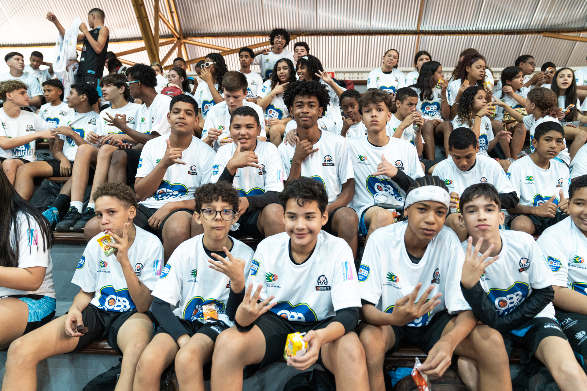 Educação: mais de 40 alunos da rede municipal assistem ao treino da Seleção Brasileira de Basquete