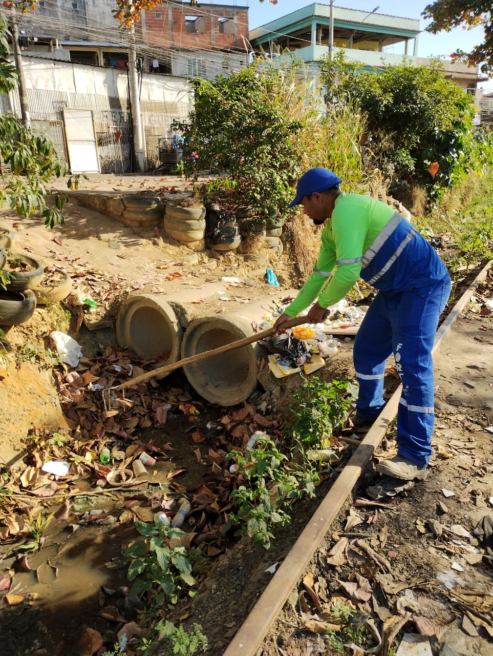 Secretaria de Serviços realiza limpeza de canais e serviços de manutenção em diversos bairros