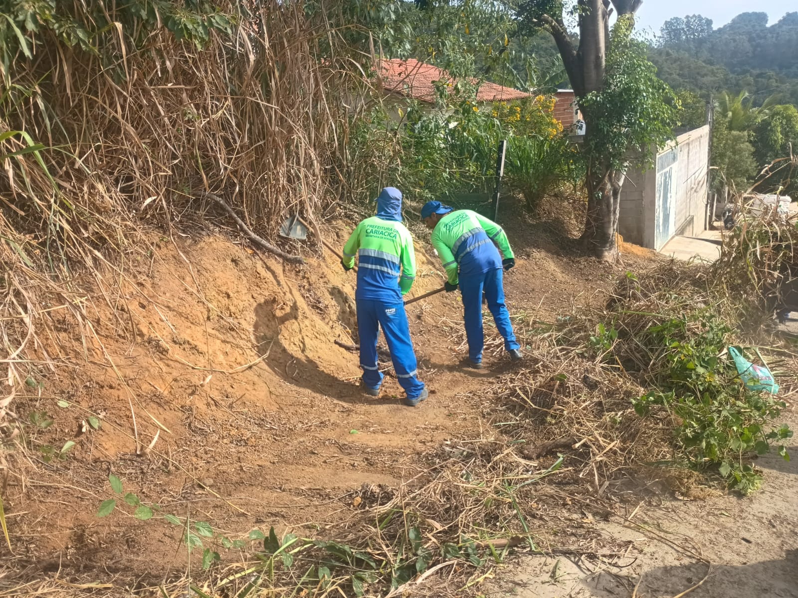 Secretaria de Serviços realiza limpeza no bairro Prolar e na praça de Bandeirantes 