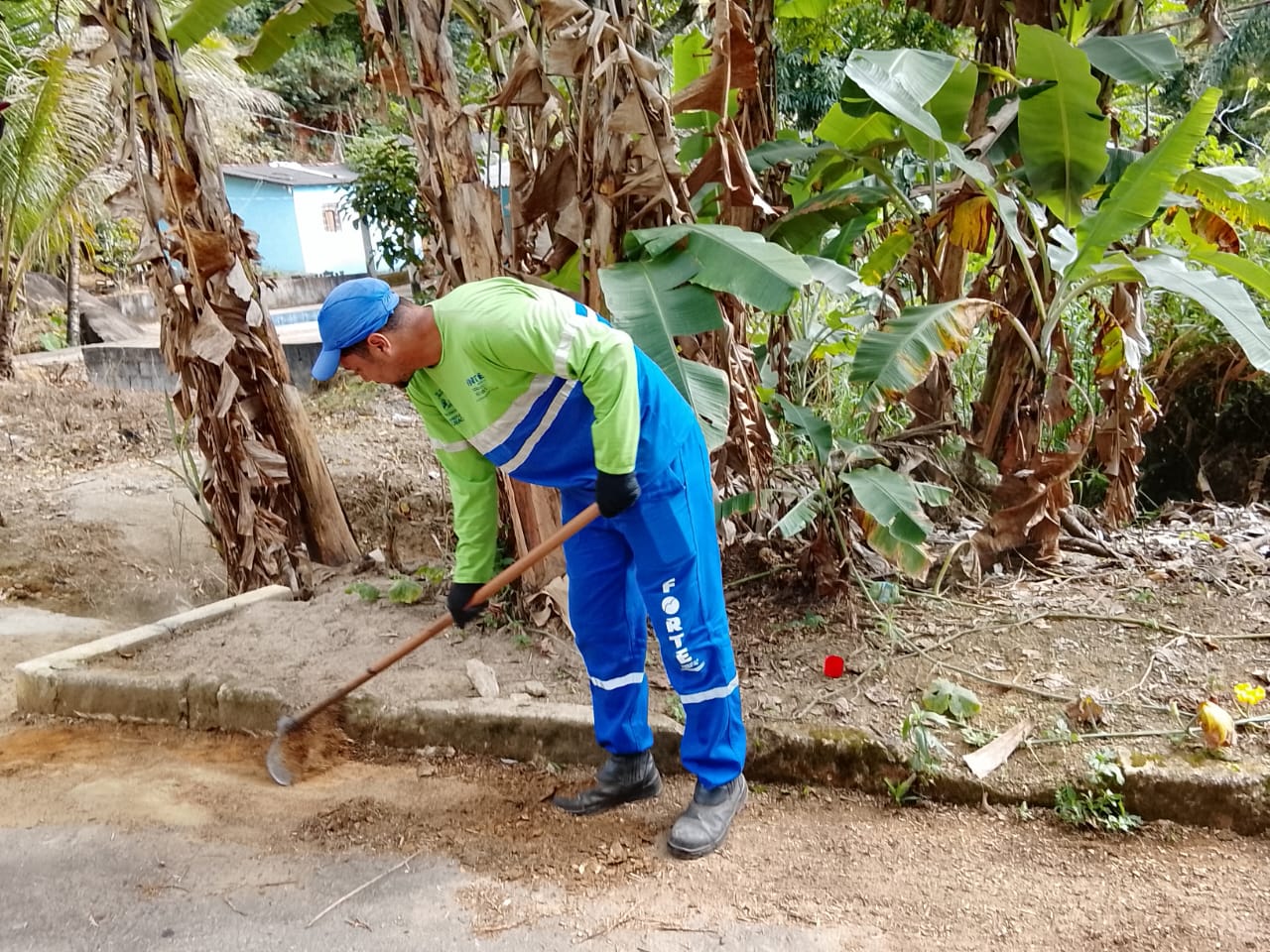 Secretaria de Serviços inicia semana com manutenções e limpeza em diversos bairros