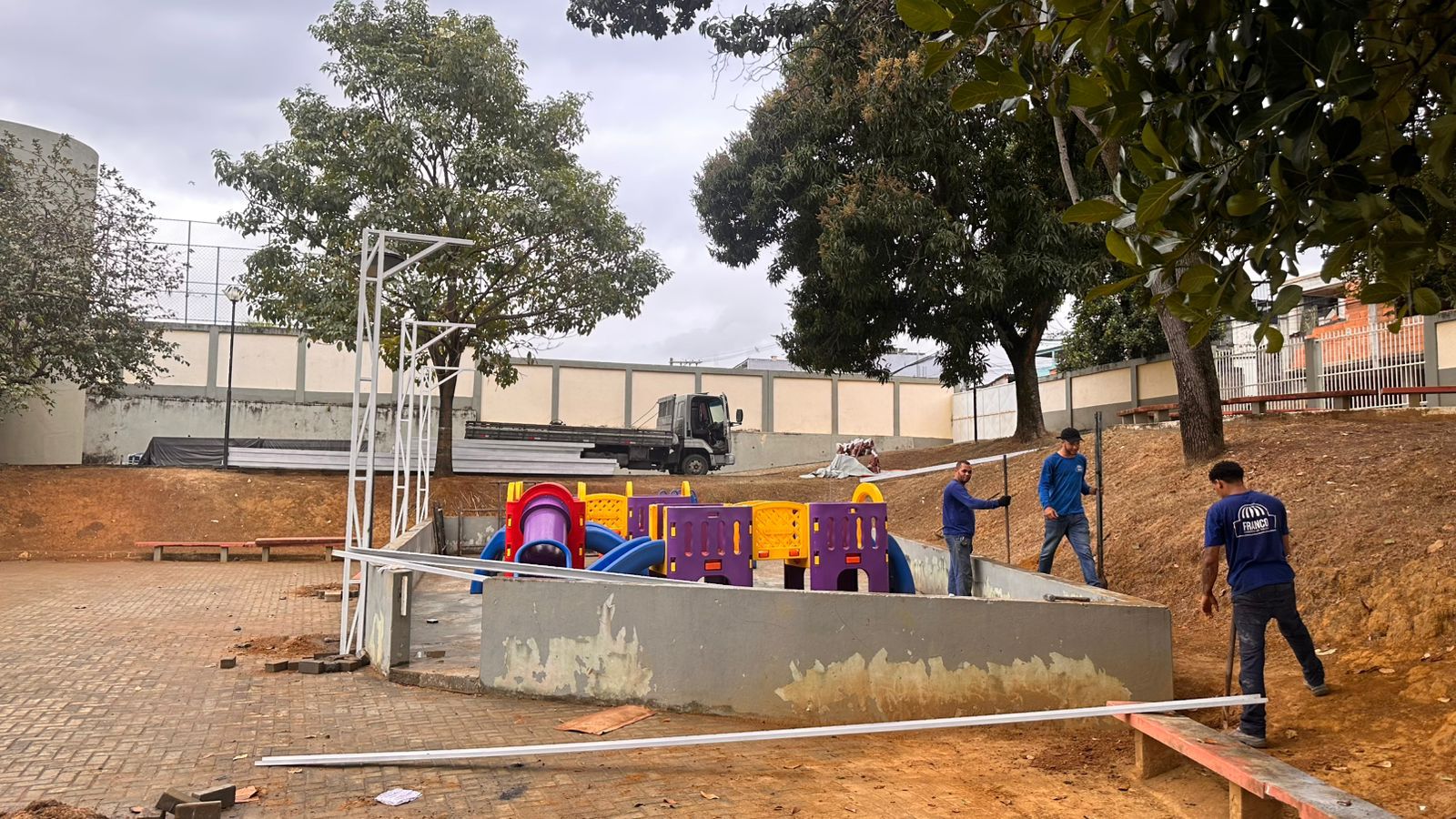 Começa instalação de nova cobertura para pátio de escola em Nova Rosa da Penha 