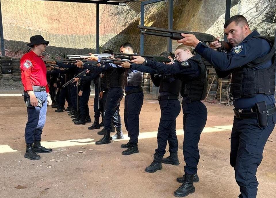 Agentes da Guarda Municipal de Cariacica participam de treinamento especial de tiro