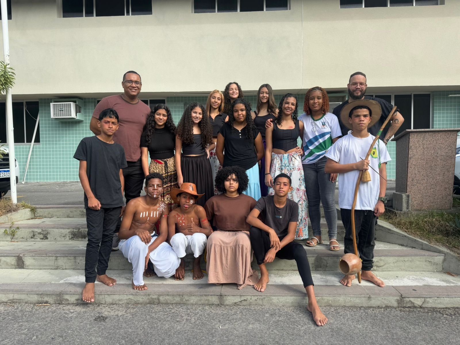 Alunos realizam apresentação especial na abertura da Formação Continuada sobre Relações Étnico-Raciais