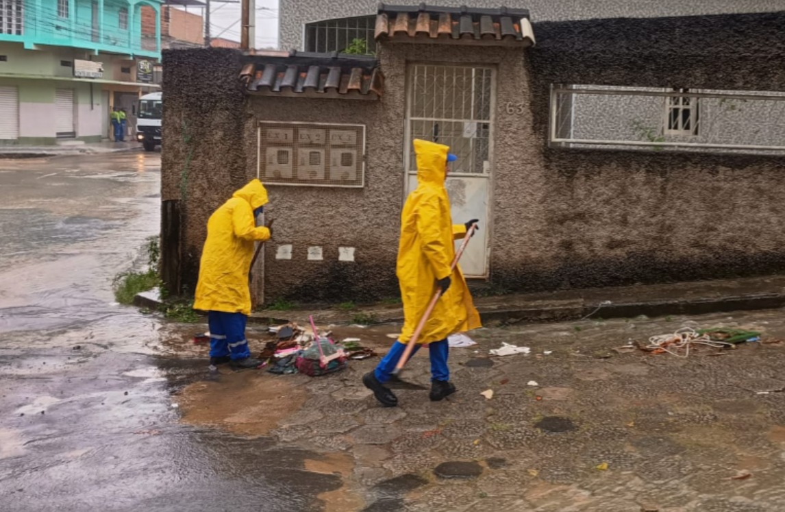 Limpeza diária garante fluidez nas redes de drenagem do município após fortes chuvas 