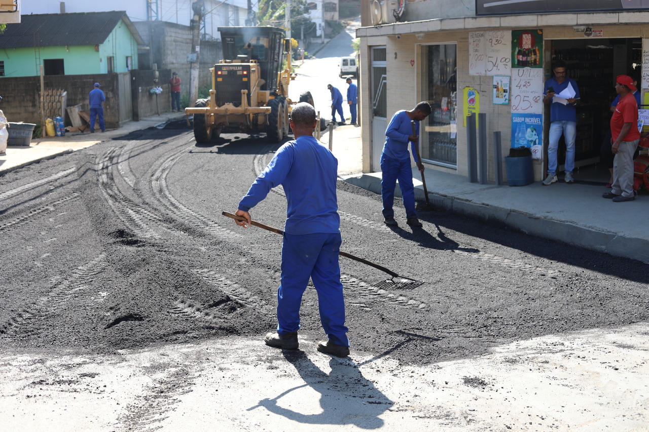 Bairros recebem limpeza de canais e pavimentação asfáltica nesta quarta (16)