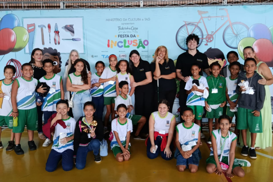 Mais de 200 alunos aprendem sobre inclusão durante encenação teatral