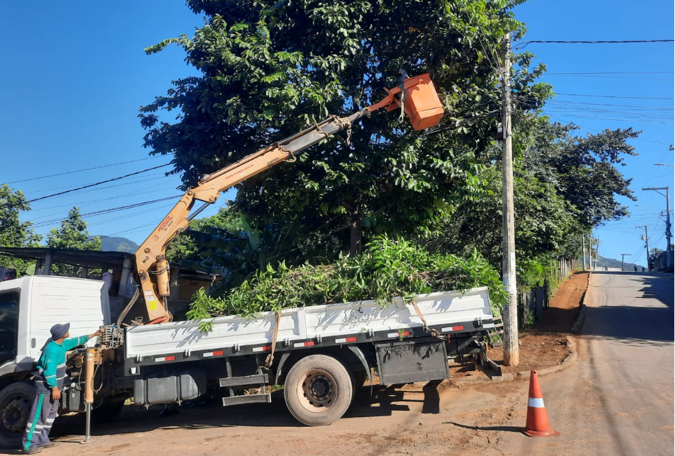 Equipes de limpeza fazem mutirão em Novo Brasil e nos oito cemitérios de Cariacica