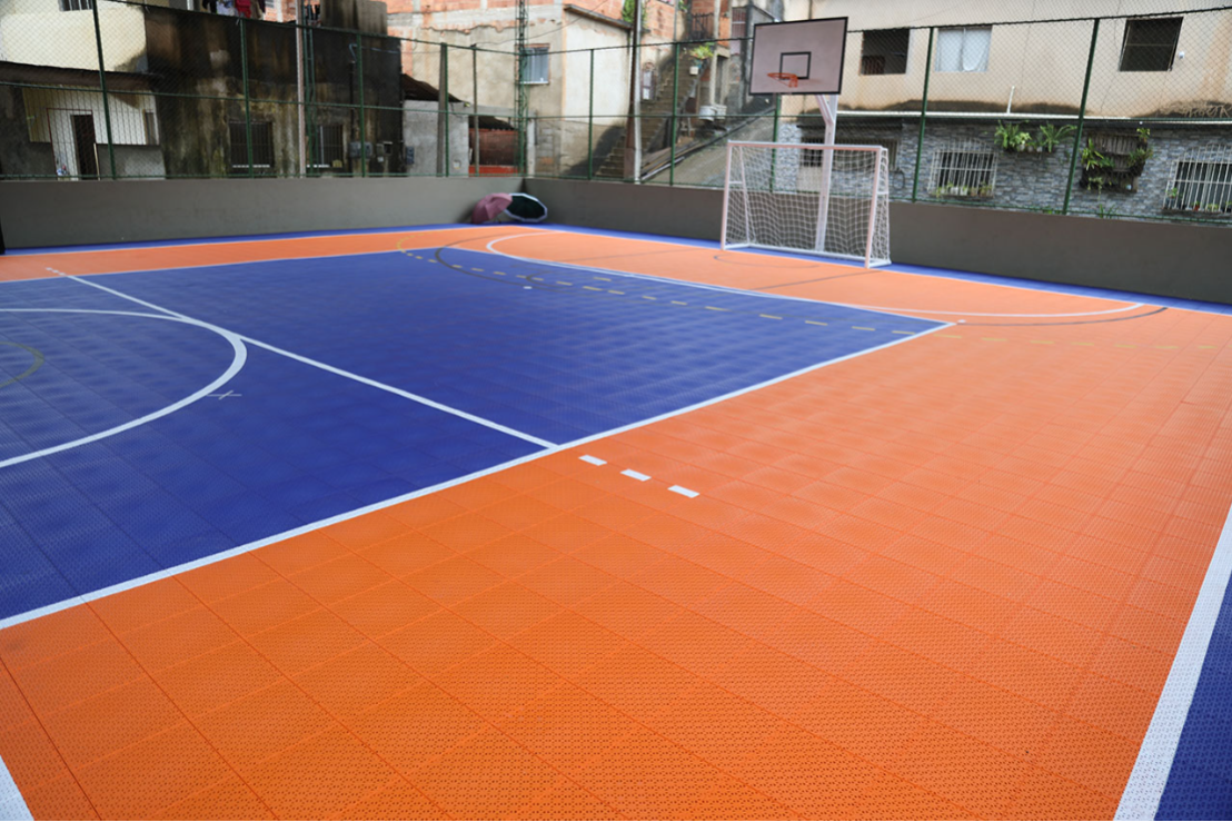 Escola de Santo André é a 1ª do município a receber quadra poliesportiva com nova tecnologia 