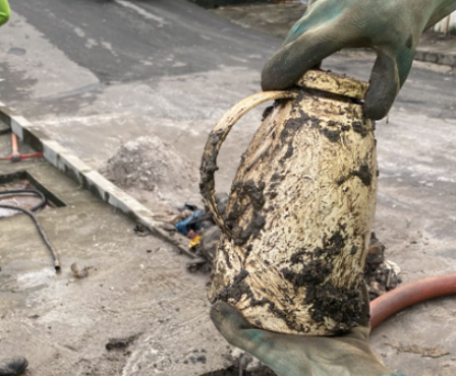 Equipes de limpeza encontram até garrafa térmica em rede de drenagem