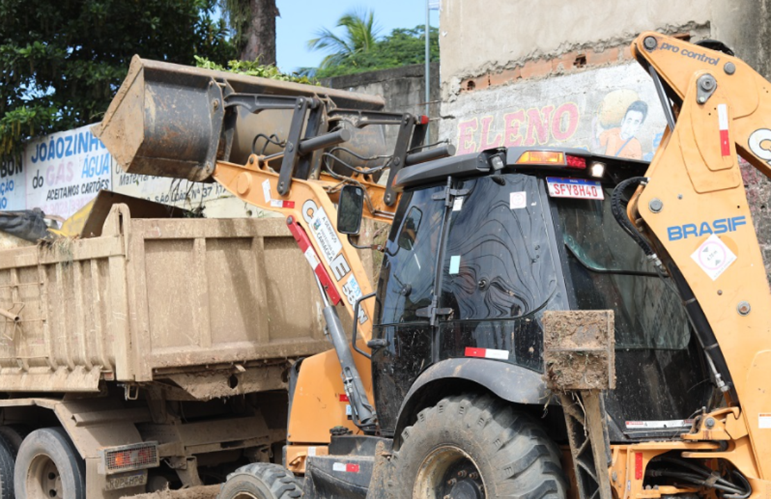 Prefeitura recolhe sete caçambas de lixo de área pública ocupada irregularmente 