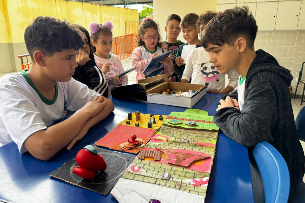 Recicla mania: alunos se divertem com jogos educativos feitos com materiais recicláveis