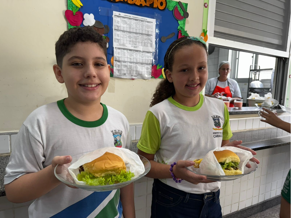 Dia Mundial do Hambúrguer: a hora do recreio ganha sabor especial nas escolas municipais 