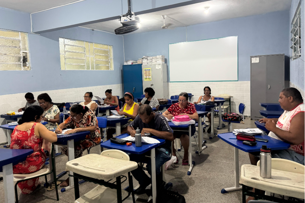 Vagas para EJA são ofertadas em 13 escolas durante o ano todo; saiba como fazer a matrícula