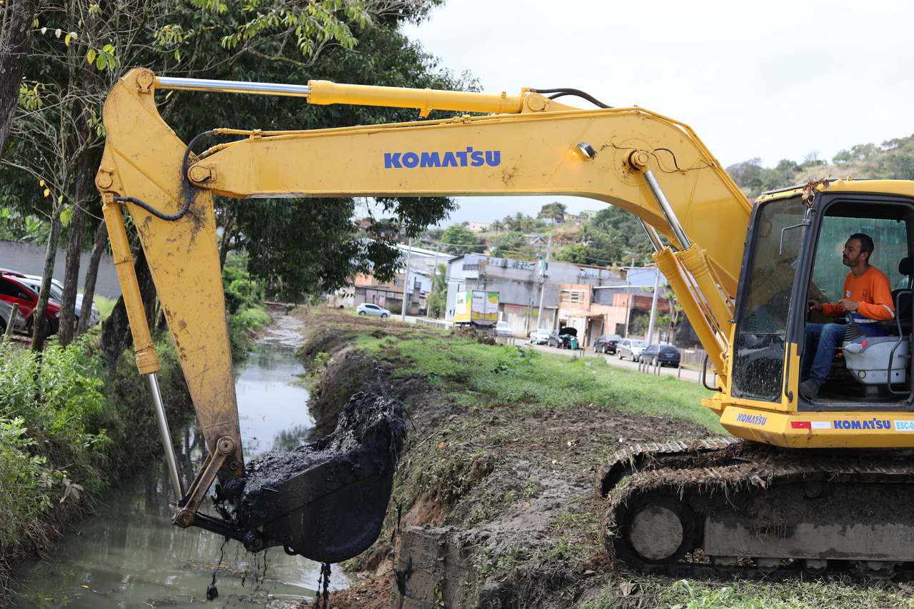 Secretaria de Serviços realiza limpeza mecanizada em canal de Piranema