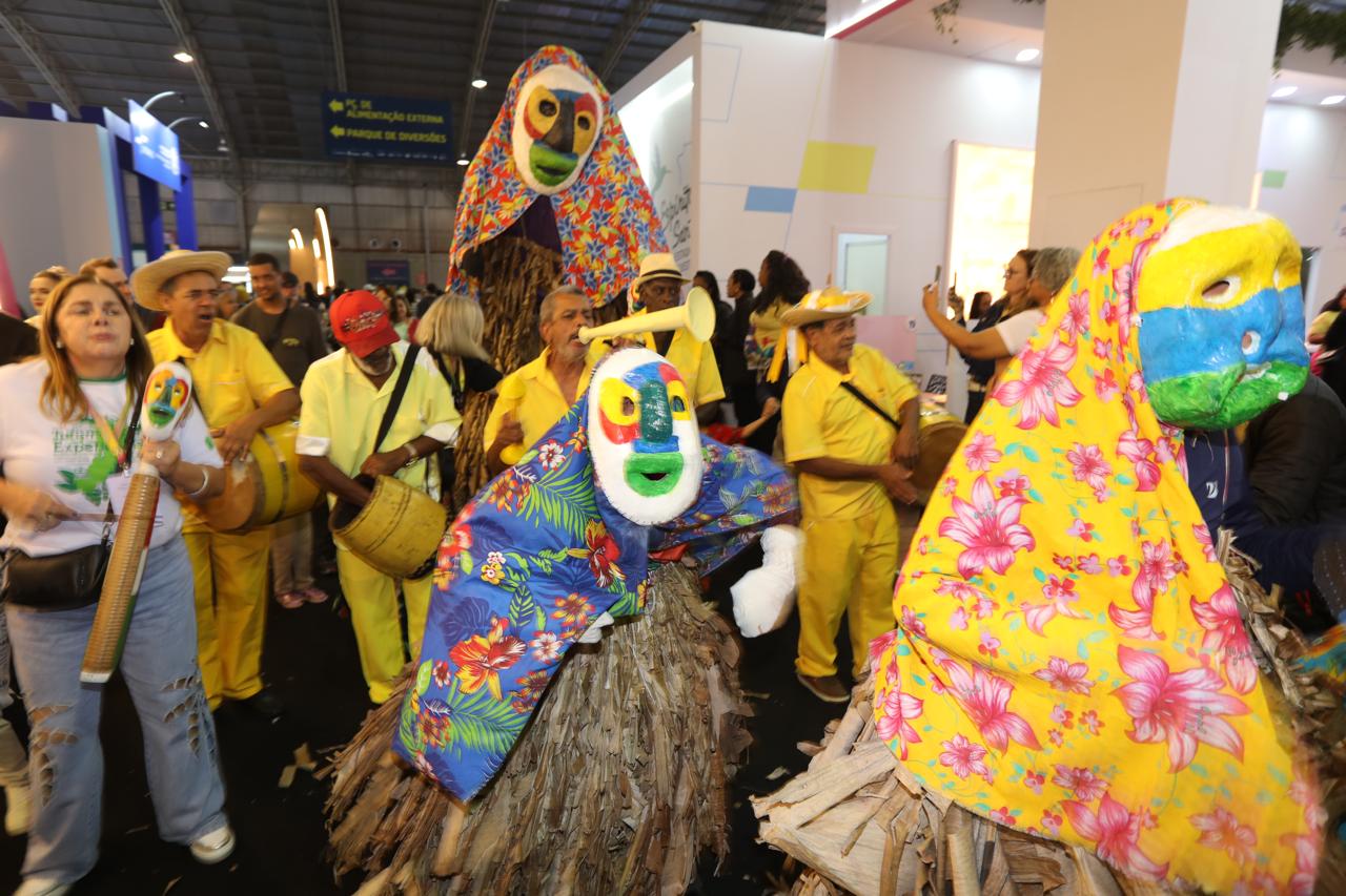 Cortejo do João Bananeira envolve o público com o congo, dança e alegria na Feira dos Municípios