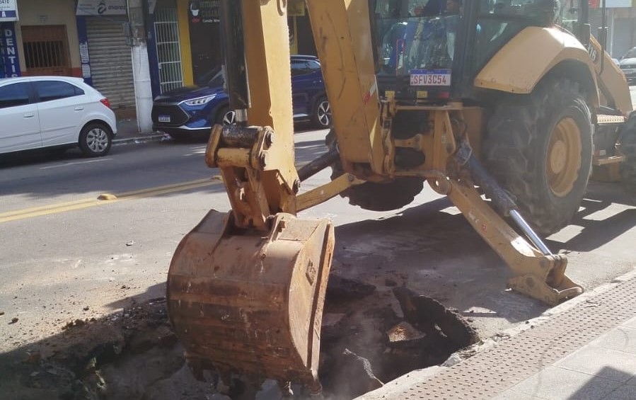 Secretaria de Serviços instala lixeira subterrânea e mantém em dia limpeza na cidade