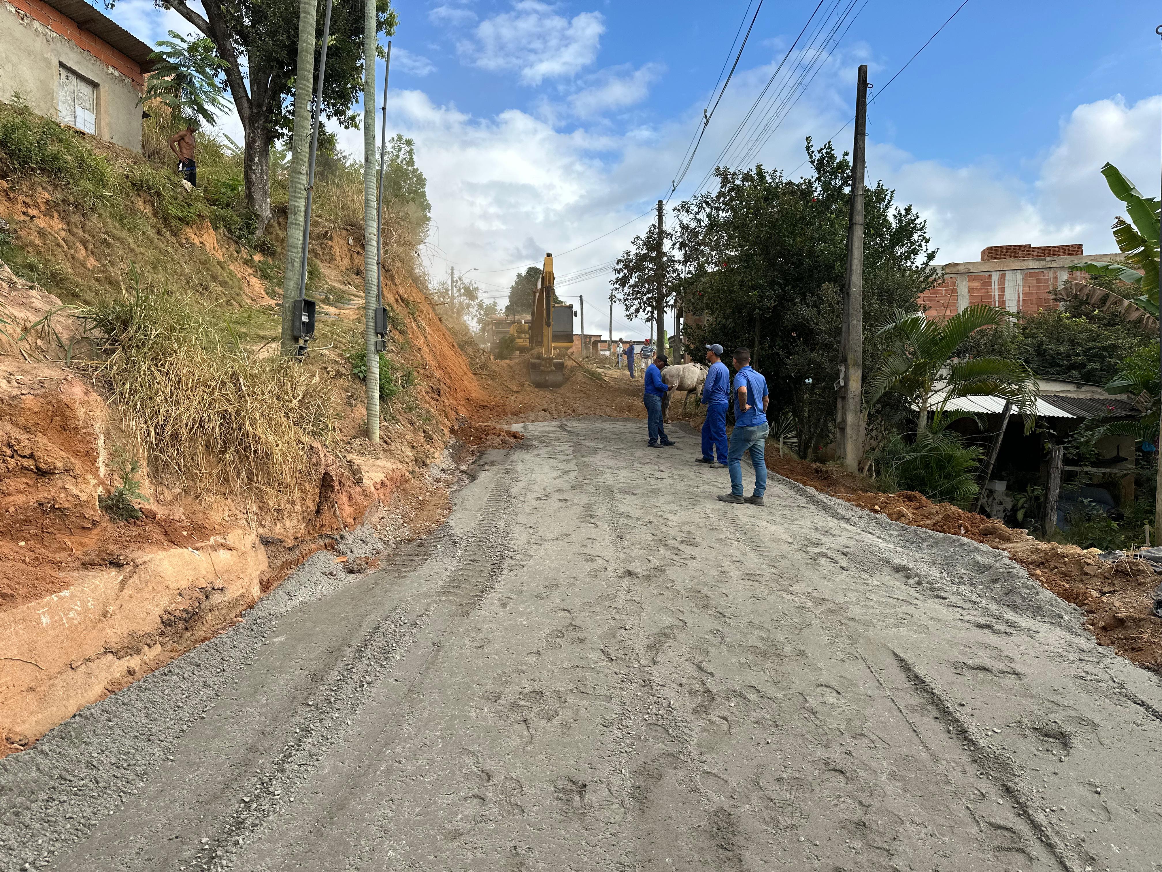 Secretaria de Serviços realiza ações de limpeza e pavimentação em vias de bairros de Cariacica neste sábado (16)