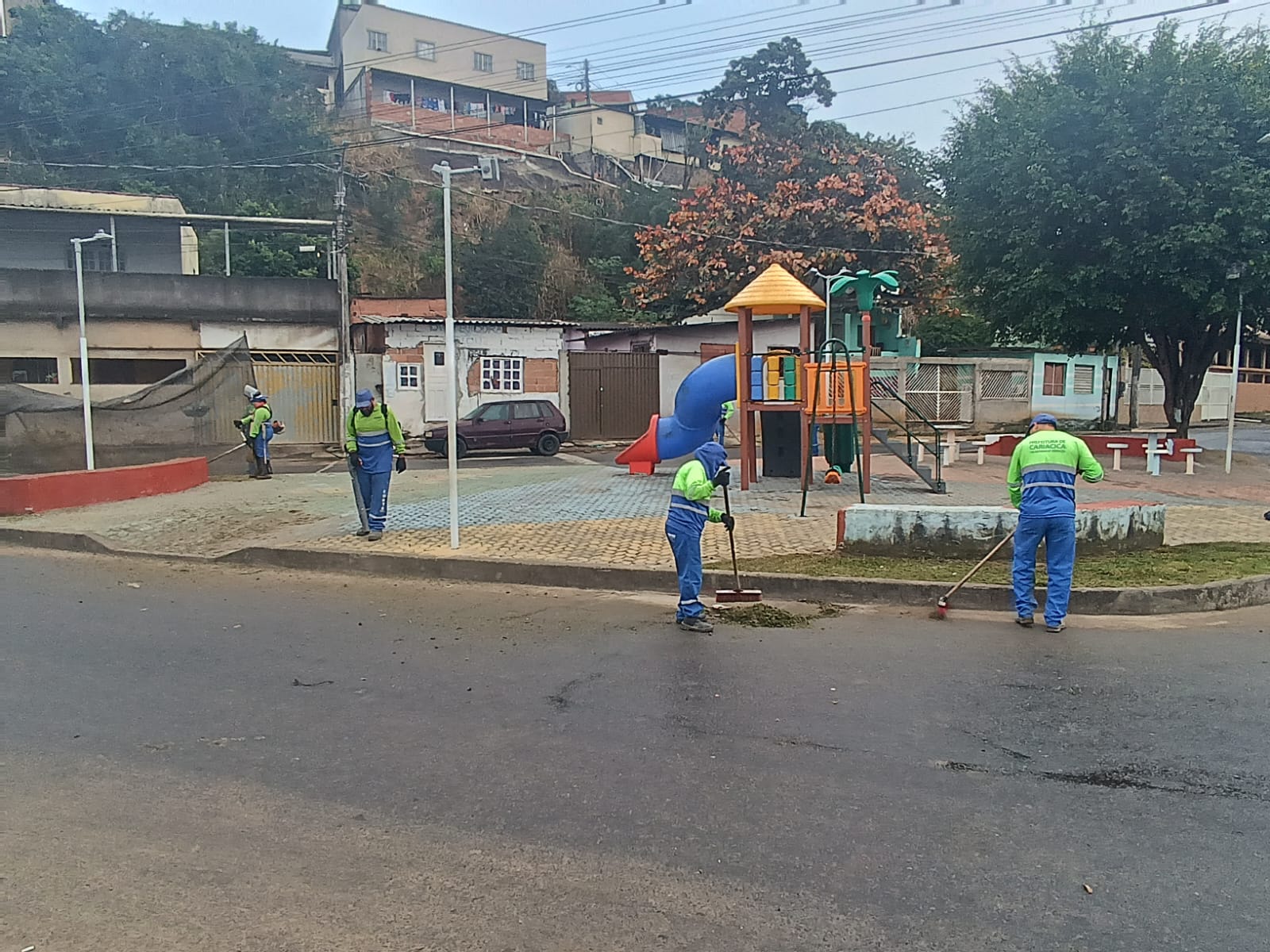 Equipes da Secretaria de Serviços executam ações de limpeza em praças e logradouros públicos neste sábado (2)