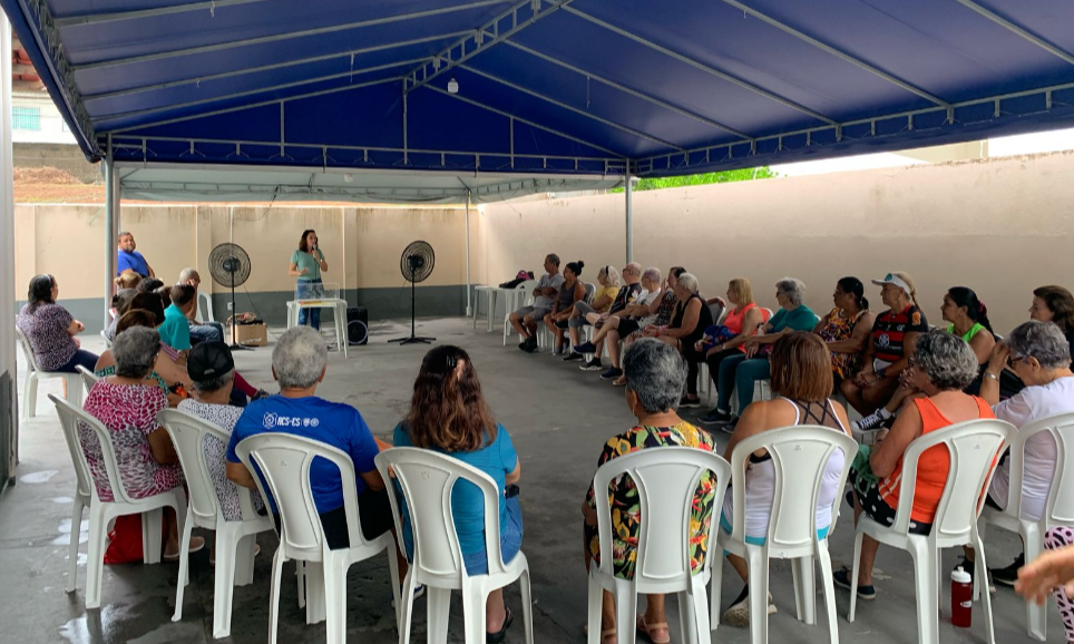 Idosos participam de palestra sobre dengue e oropouche no CCPI de Jardim América