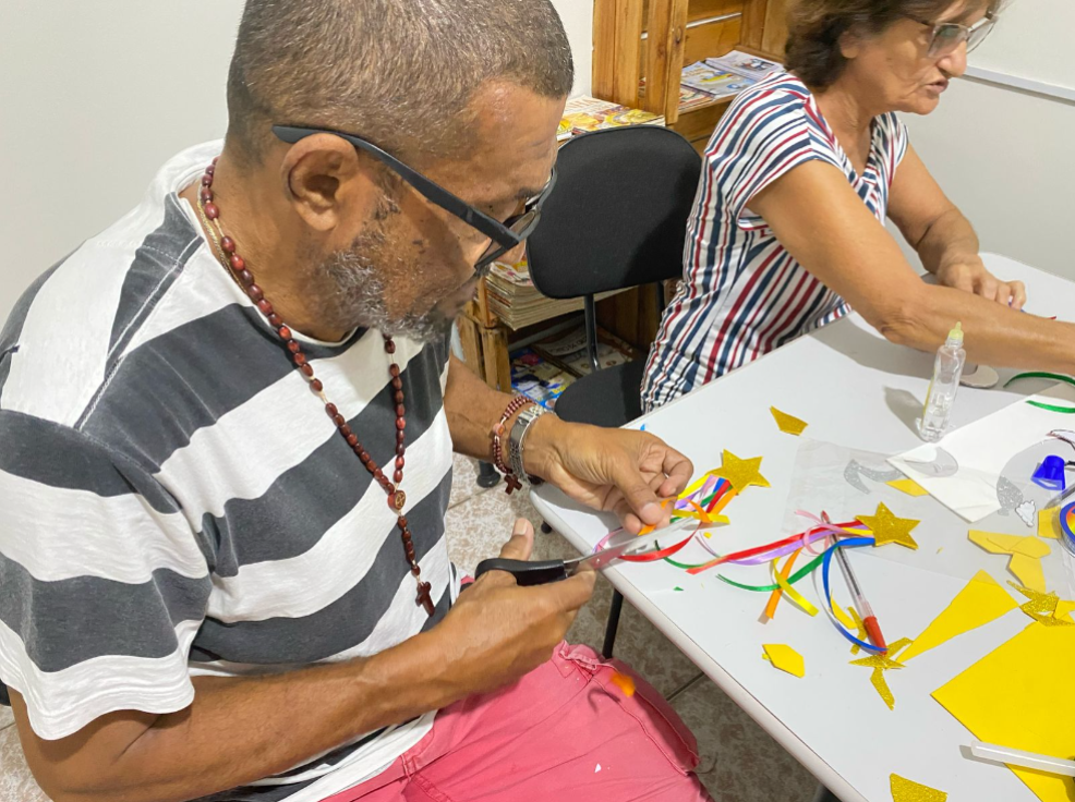 Idosos fazem adereços e ensaiam marchinhas para se preparar para o Bloquinho do CCPI de Jardim América
