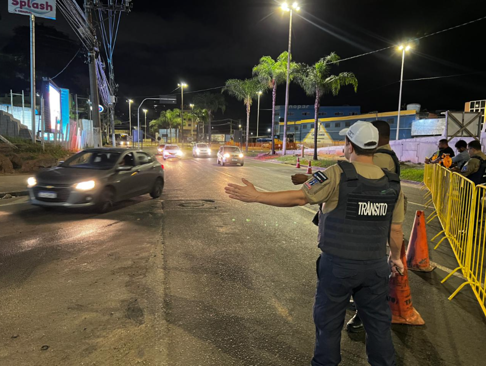 Interdição total da Avenida Mário Gurgel altera trânsito para obras no viaduto