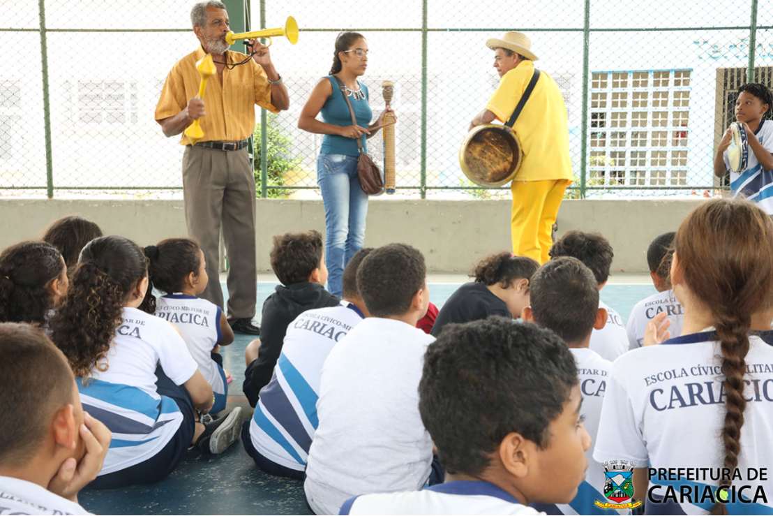 Produtora cultural com deficiência visual leva projeto de congo a escola de Cariacica
