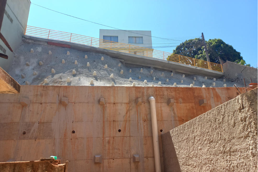 Muro de arrimo da Rua Cândida de Oliveira, em Jardim América, é finalizado