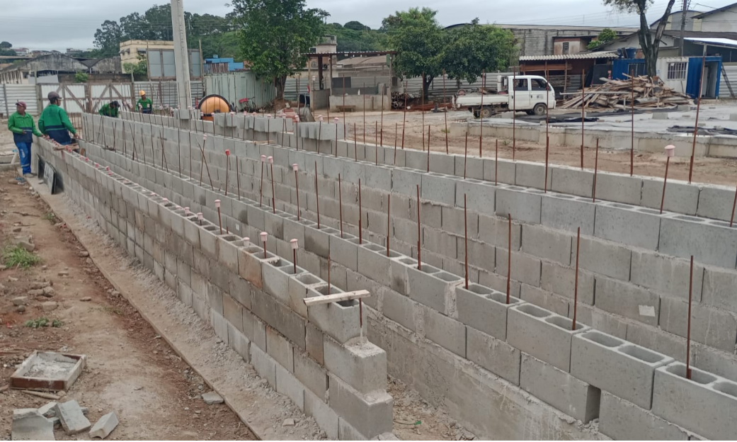 Complexo Esportivo Hugo Viola: quadra começa a tomar forma com avanço das obras