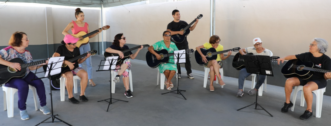 Toque de alegria: aulas de violão no CCPI ajudam idosos a sair da depressão