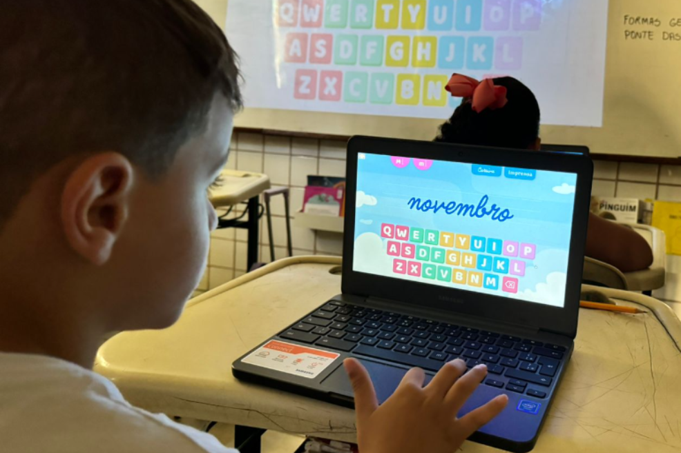 Aprender brincando: alunos usam Chromebooks para atividades em sala de aula