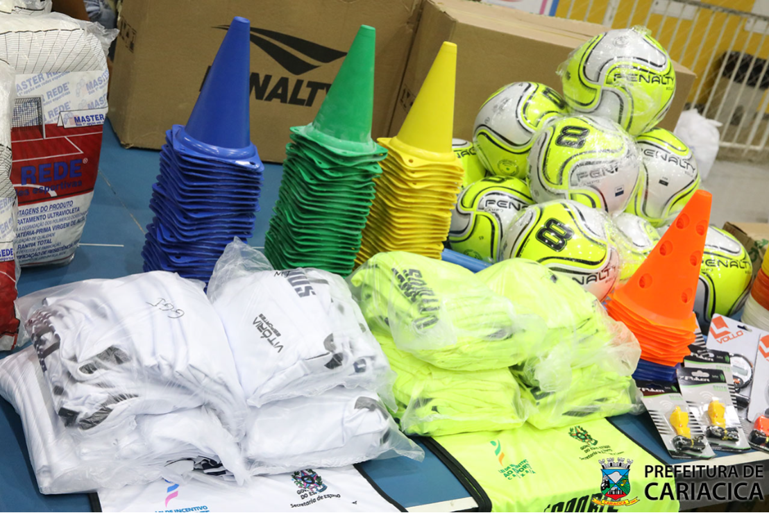 Projeto que atende 320 crianças e adolescentes de Cariacica recebe mais 800 itens esportivos