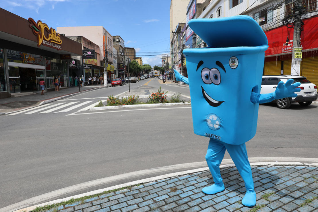 Seletico percorre avenida e reforça a importância de manter a cidade limpa 