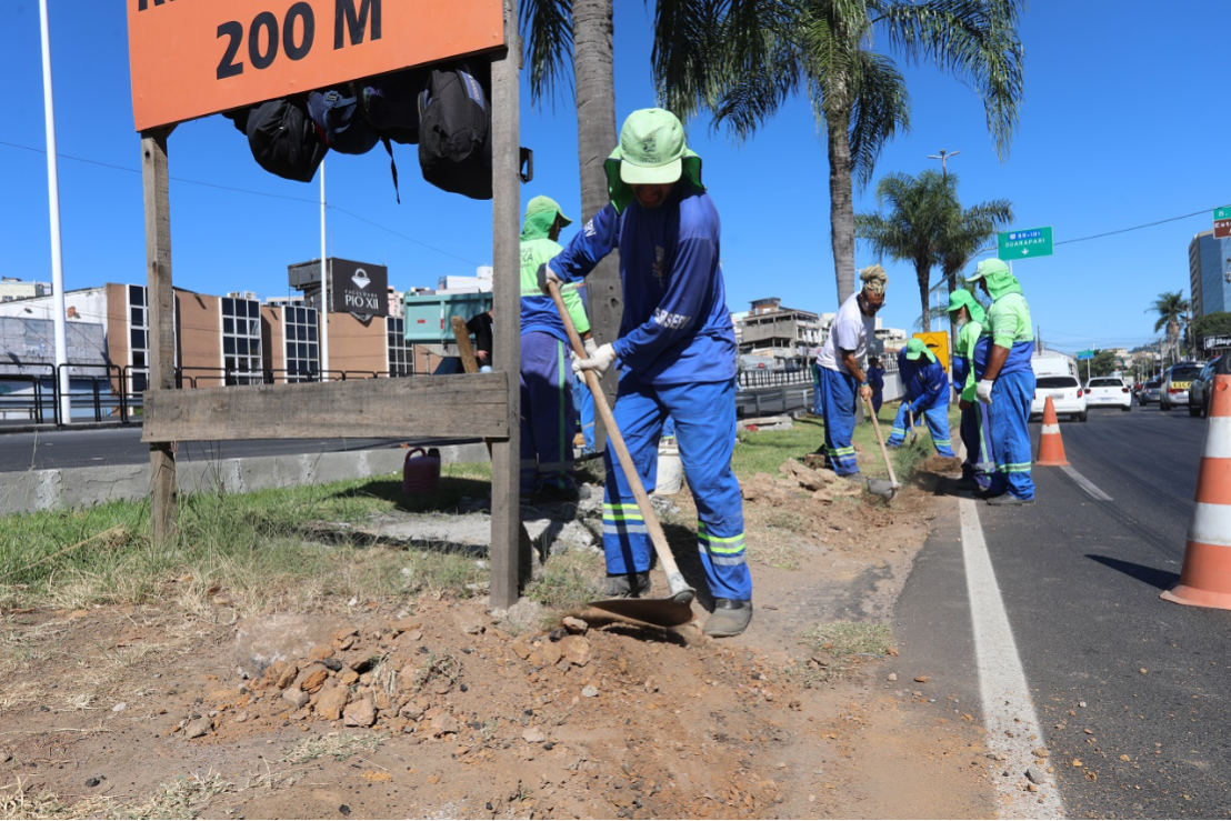 Mutirão de limpeza prepara a Avenida Mário Gurgel para inauguração do Viaduto Dona Rosa