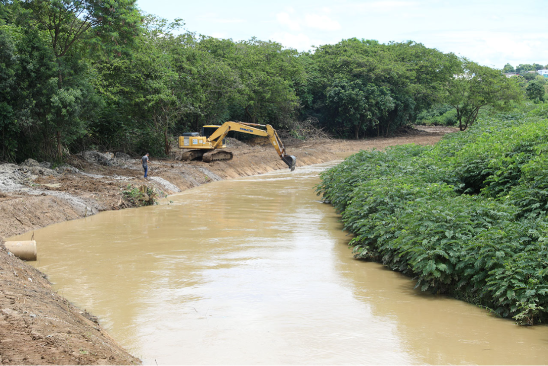 Para prevenir alagamentos, Secretaria de Serviços executa 3ª etapa da limpeza do Rio Formate