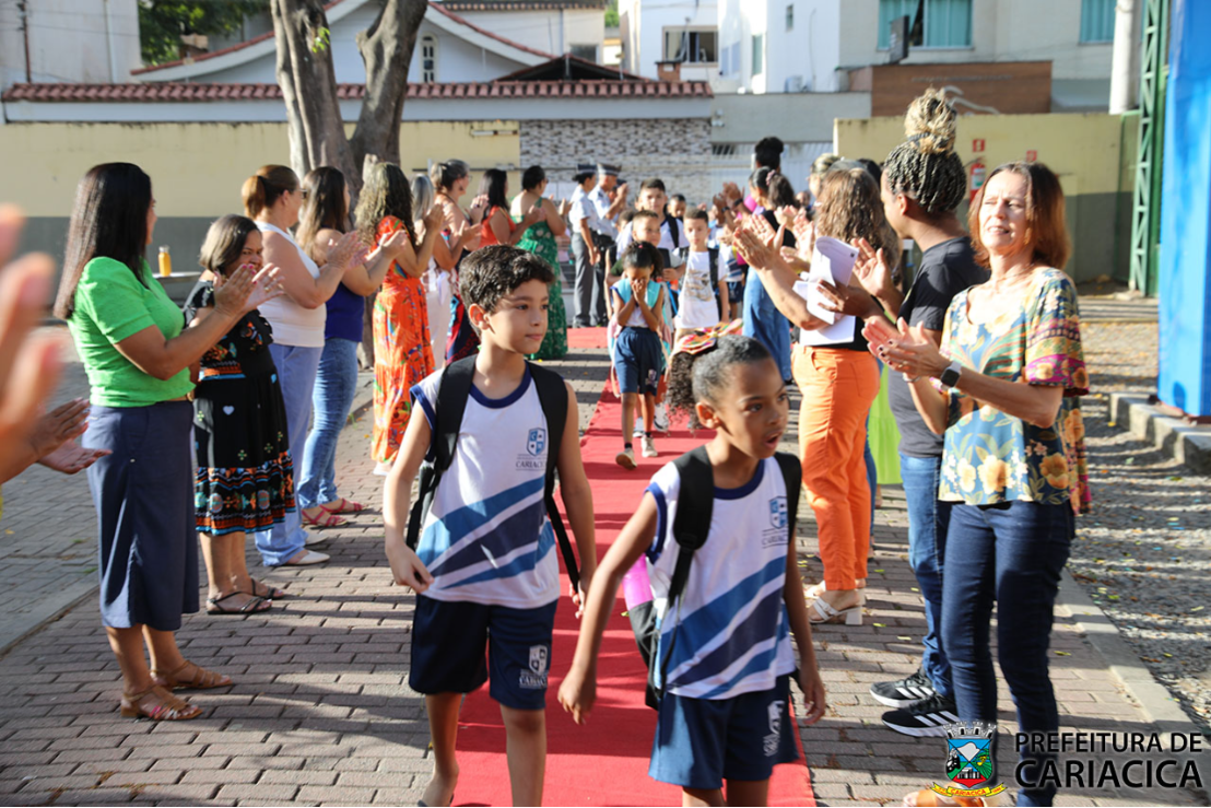 Alunos são recebidos em tapete vermelho e sob aplausos no primeiro dia do ano letivo em Cariacica