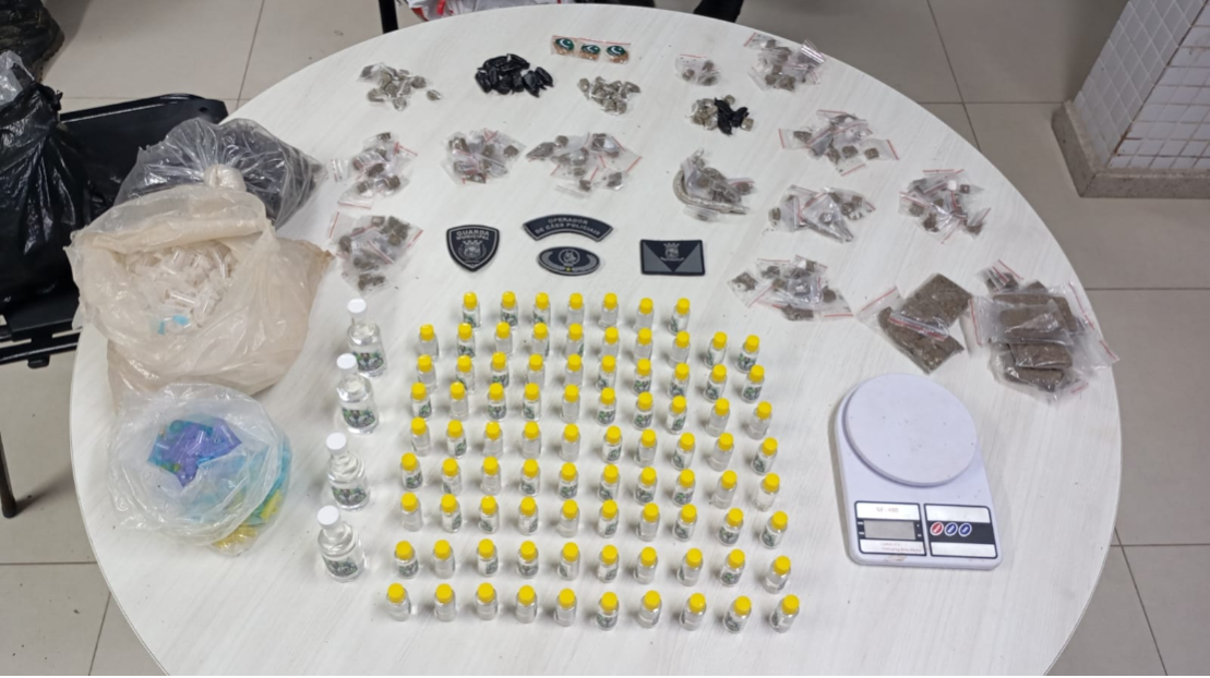 Com auxílio do cão farejador, agentes da guarda prende jovem com drogas em Rio Marinho