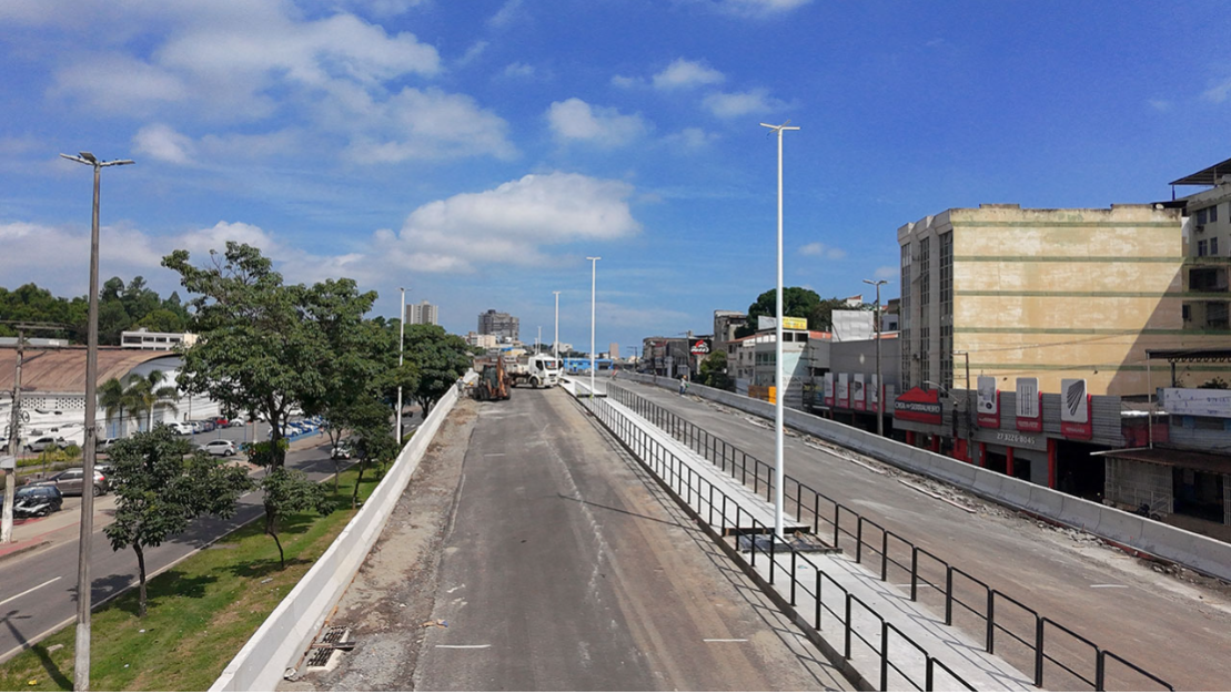 Postes de iluminação e guarda-corpos começam a ser instalados no Viaduto Dona Rosa