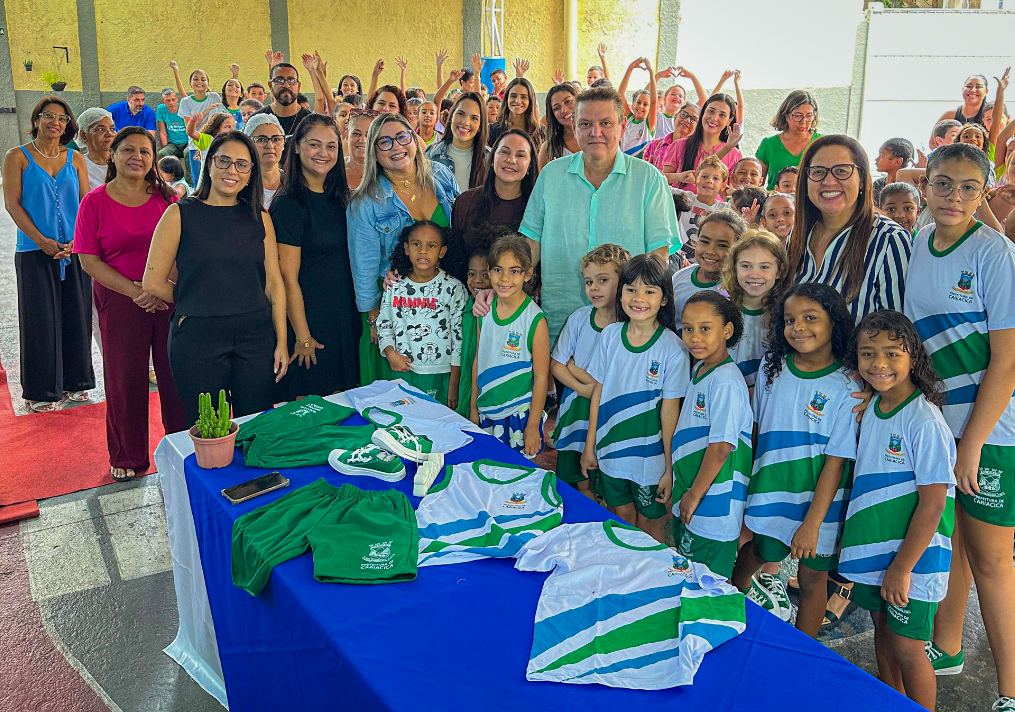 Prefeitura de Cariacica entrega de kits de uniformes escolares para alunos da rede municipal