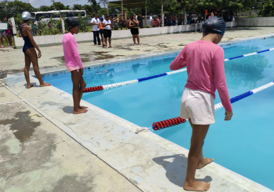 De braçada em braçada, crianças ganham medalhas em Festival de Natação