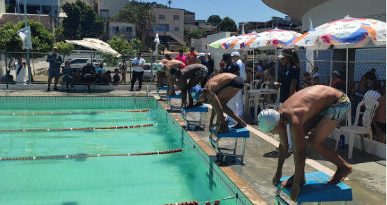 Cariacica abre 70 vagas de aulas de natação gratuitas para crianças e adultos em Alzira Ramos