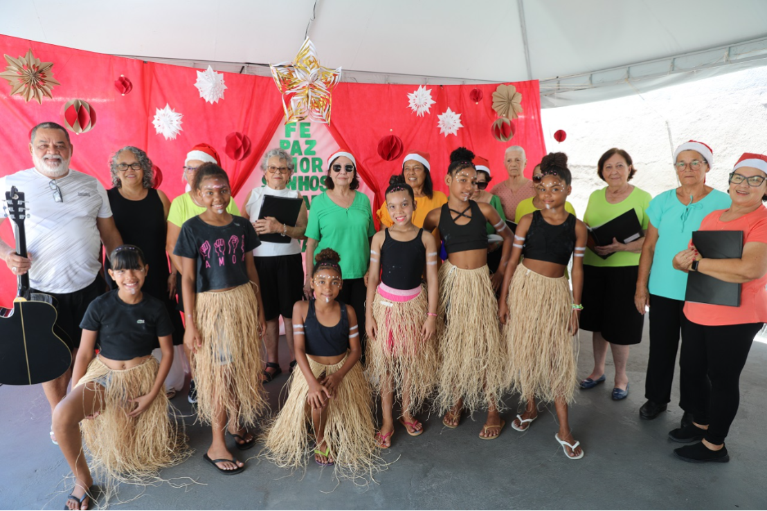 Idosos recebem crianças para a festa de Natal no Centro de Convivência 