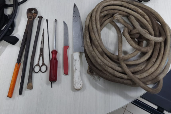 Agentes de trânsito prendem homem furtando fios de semáforo da Avenida Mário Gurgel